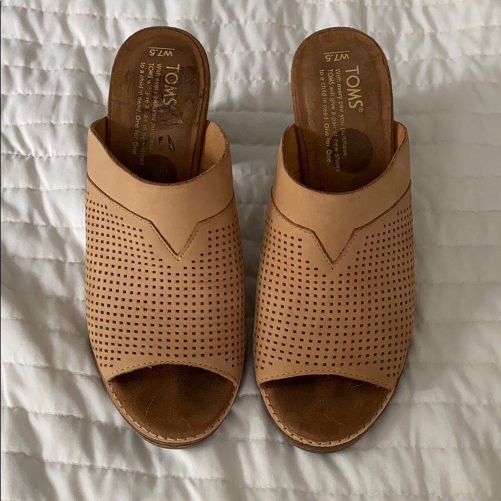 TOMS 7.5 nude heels